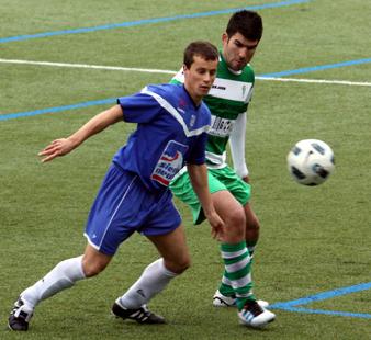 Álex Reyes contra un jugador del Céltic (M. LÓPEZ)