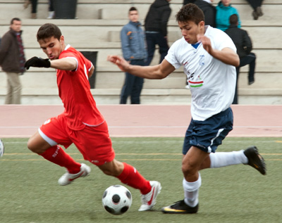 Un jugador santaferino controla el balón ante la presión de un rival (BALDO)