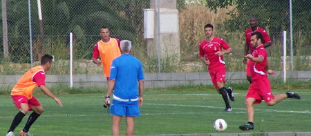 Fabri González sigue la evolución de un entrenamiento (ARCHIVO)
