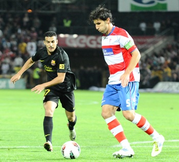 Mainz, en una acción con el blaugrana Pedro. (BALDOMERO)