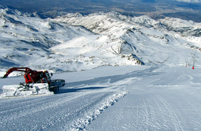 Máquina pisando la nieve de la pista Panorámica de Sierra Nevada (CETURSA)