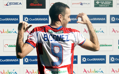 Borja posa con la camiseta rojiblanca. (JOSÉ VELASCO)