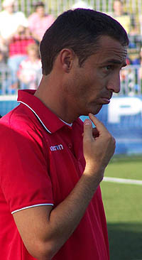 Cano junto al banquillo en Lucena