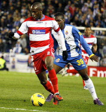 Nyom en una acción del encuetro ante el Espanyol (LAOPINIONDEGRANADA)