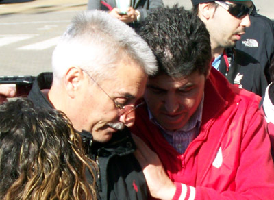 Un aficionado despide a Fabri tras la rueda de prensa (GRJ)