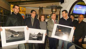 Los ganadores posan con sus fotografías
