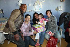 Ighalo y Mainz durante la entrega de juguetes en el materno infantil