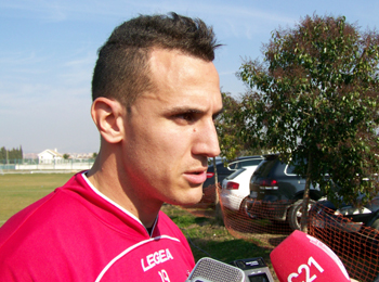 Hassan Yebda atiende a los medios tras un entrenamiento. (GRJ)