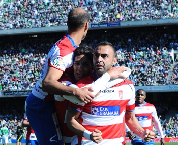 Martins celebra el gol junto a Franco Jara y Mikel Rico. (BALDOMERO)