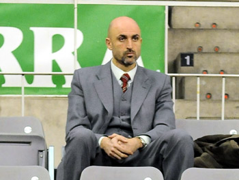 Miguel Rivera viendo el encuentro ante Mallorca (BALDOMERO)