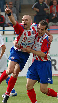 Paco Jurado celebra uno de sus goles (J. M. ALONSO)