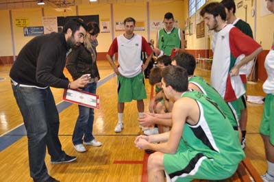 Ramon Díaz dando instrucciones a sus jugadores