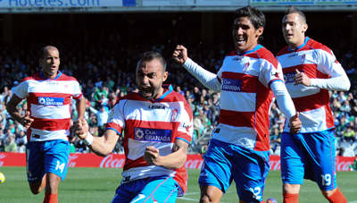 Los rojiblancos celebran el gol de Martins frente al Betis. (BALDOMERO)