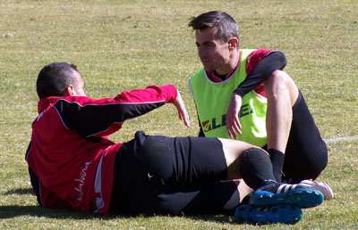 Moisés Hurtado charla con David Cortés tras el entrenamiento (GRJ)