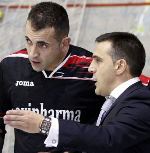 Bruno García dando instrucciones a uno de sus hombres