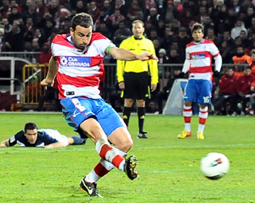 Iñigo López en el remate del segundo gol (BALDOMERO)