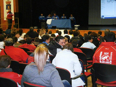 Momento del clinic impartido por los jugadores del Oxipharma