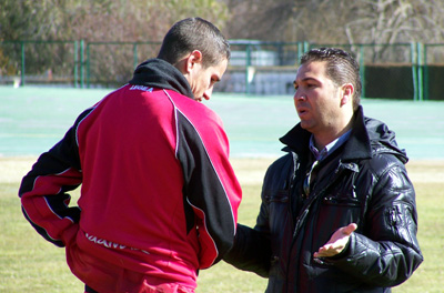 Álex Geijo dialoga con Juan Carlos Cordero tras el entrenamiento (GRJ)