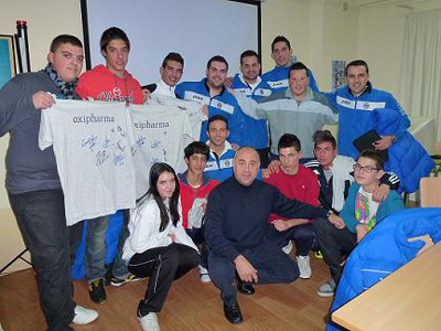 Varios jugador del equipo con alumnos del centro