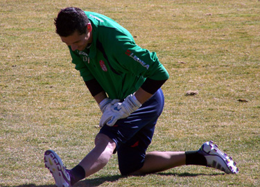 Roberto haciendo estiramientos en la Ciudad Deportiva (GRJ)