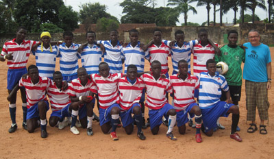 Jugadores africanos posan con las elásticas rojiblancas