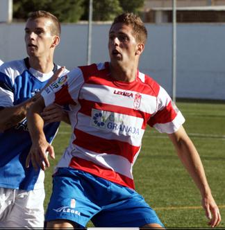 Muniain disputa el balón con un adversario