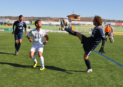 Toni ante la entrada de dos almerienses