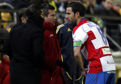 Íñigo López se marcha lesionado en El Madrigal. (laopiniondegranada.es)