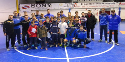 Los chavales posan junto al Oxipharma