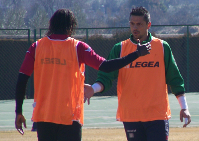 Roberto saluda a Diakhaté en el entreno de esta mañana (GRJ)