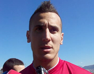 Yebda atiende a los medios tras el entrenamiento matinal. (GRJ)