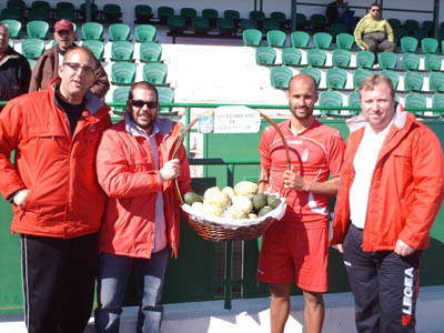Mikel Rico recibiendo el obsequio por miembros de la Peña