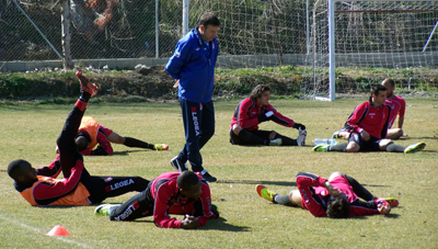 Los jugadores estiran bajo la supervisión de Abel Resino (GRJ)