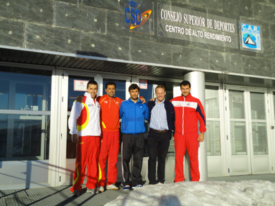 Foto de familia a las puertas del Centro de Alto Rendimiento