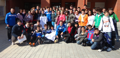 Los jugadores del Oxhipharma posan junto a los alumnos del centro