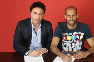 Quique Pina junto a Mikel Rico en el momento de la firma del nuevo contrato