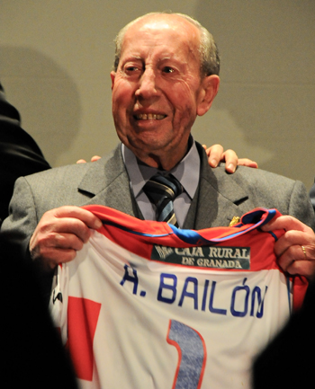Antonio Bailón posa con la camiseta rojiblanca