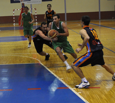 Un jugador del Infowork penetrando a canasta