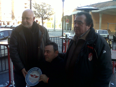 Momento de la entrega de un obsequio entre las Peñas