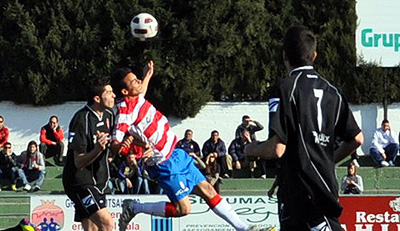 El accitano Ubric lucha un balón con Christian