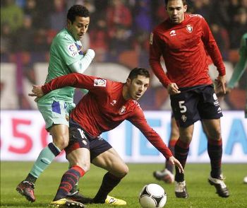 Cejudo lucha por un balón con Thiago Alcántara