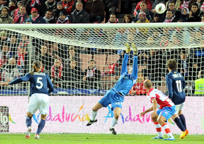 Julio César detiene el balón en el partido ante el Málaga (BALDOMERO)
