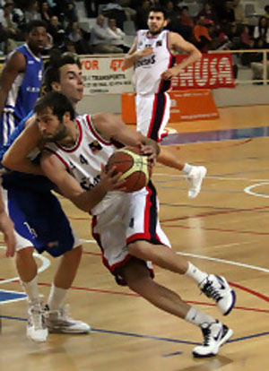 Gonzalo Sánchez penetrando a canasta (basquetmaniatic)