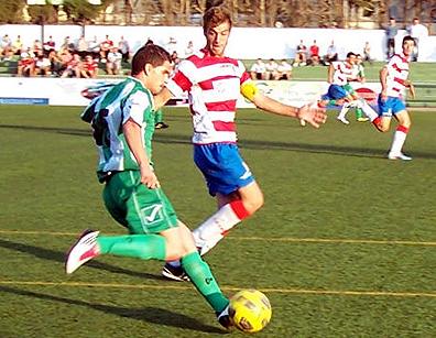 Una acción del juego entre Granada B y Atarfe