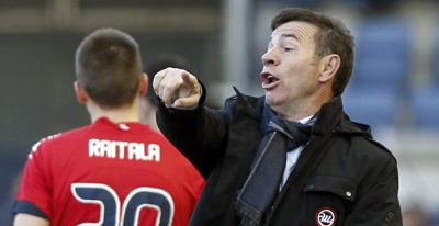 Abel Resino dando instrucciones a sus jugadores (LAOPINIONDEGRANADA.ES)