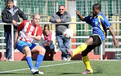 El defensa local Gabri despeja un balón (BALDOMERO)