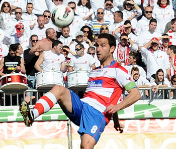 Íñigo se dispone a controlar un balón durante un partido. (BALDOMERO)