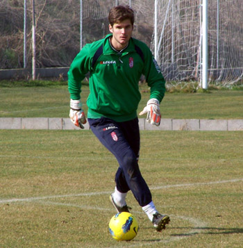 Julio César controla el balón  durante un entrenamiento. (GRJ)