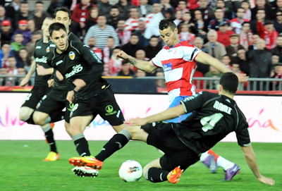 Jaime Romero contra tres defensores valencianistas (BALDOMERO)
