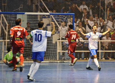 Pipe celebra el último gol contra el Martorell
